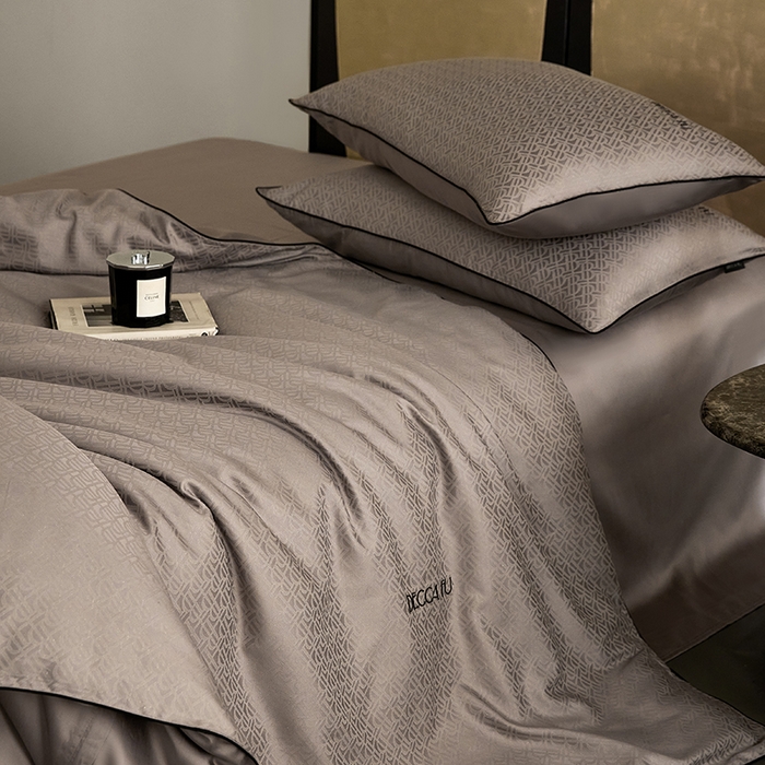 91家纺网 家纺一手货源 找家纺 群鹿蚕丝羽绒馆 2025新款天丝棉提花银线刺绣嵌条麻绳工艺-铂金简奢款四件套 伯格-巧克力