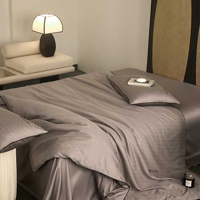 91家纺网 家纺一手货源 找家纺 群鹿蚕丝羽绒馆 2025新款天丝棉提花银线刺绣嵌条麻绳工艺-铂金简奢款四件套 伯格-巧克力