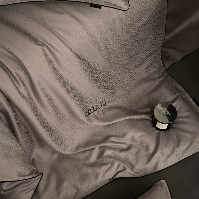 91家纺网 家纺一手货源 找家纺 群鹿蚕丝羽绒馆 2025新款天丝棉提花银线刺绣嵌条麻绳工艺-铂金简奢款四件套 伯格-巧克力