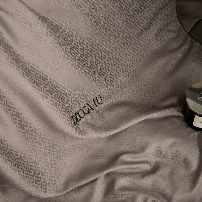 91家纺网 家纺一手货源 找家纺 群鹿蚕丝羽绒馆 2025新款天丝棉提花银线刺绣嵌条麻绳工艺-铂金简奢款四件套 伯格-巧克力