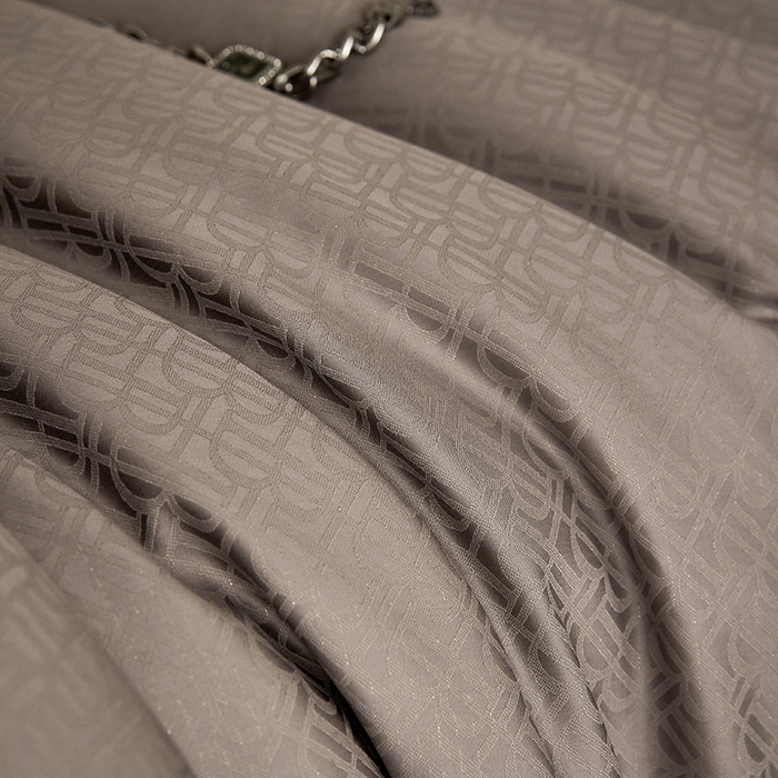 91家纺网 家纺一手货源 找家纺 群鹿蚕丝羽绒馆 2025新款天丝棉提花银线刺绣嵌条麻绳工艺-铂金简奢款四件套 伯格-巧克力