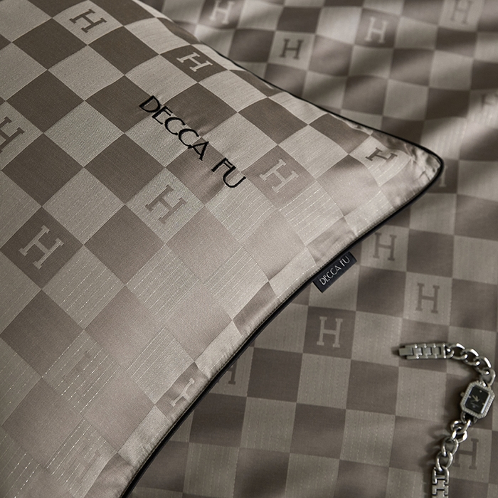 91家纺网 家纺一手货源 找家纺 群鹿蚕丝羽绒馆 2025新款天丝棉提花银线刺绣嵌条麻绳工艺-铂金简奢款四件套 铂金简奢-禾木斑马棕