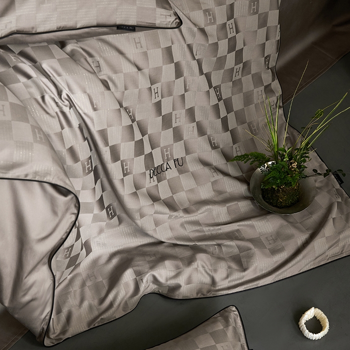 91家纺网 家纺一手货源 找家纺 群鹿蚕丝羽绒馆 2025新款天丝棉提花银线刺绣嵌条麻绳工艺-铂金简奢款四件套 铂金简奢-禾木斑马棕