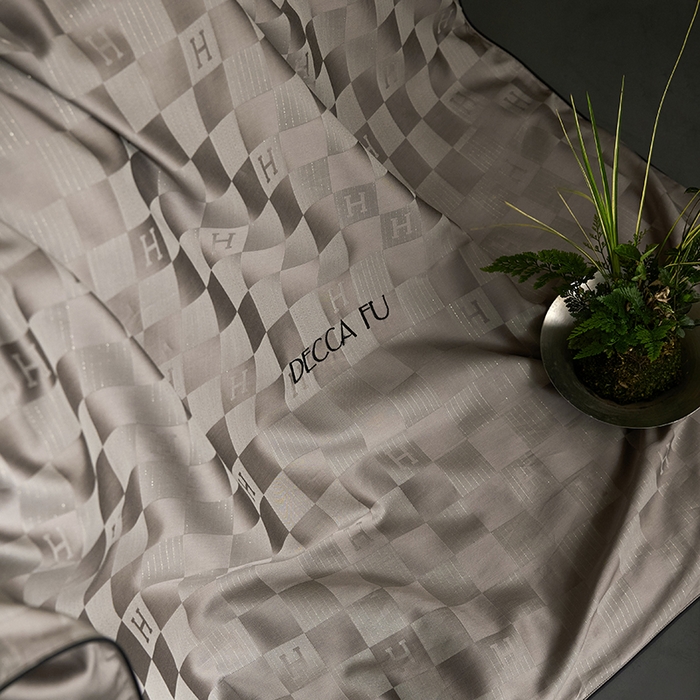 91家纺网 家纺一手货源 找家纺 群鹿蚕丝羽绒馆 2025新款天丝棉提花银线刺绣嵌条麻绳工艺-铂金简奢款四件套 铂金简奢-禾木斑马棕