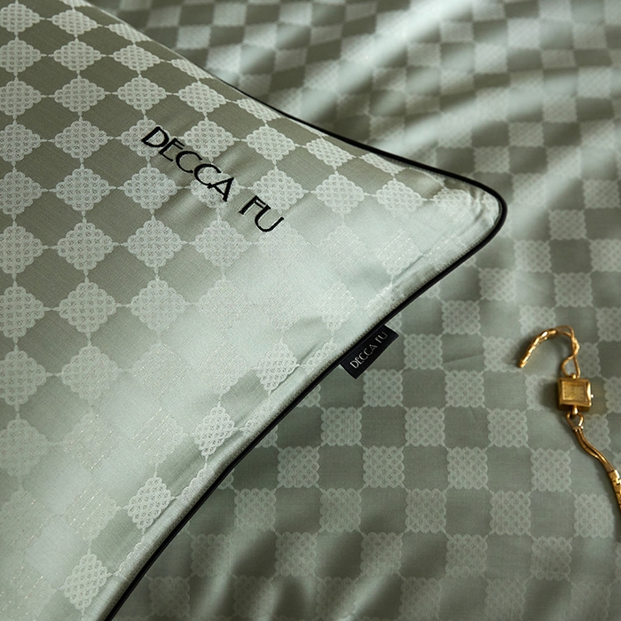 91家纺网 家纺一手货源 找家纺 群鹿蚕丝羽绒馆 2025新款天丝棉提花银线刺绣嵌条麻绳工艺-铂金简奢款四件套 铂金简奢-清禾梦华绿