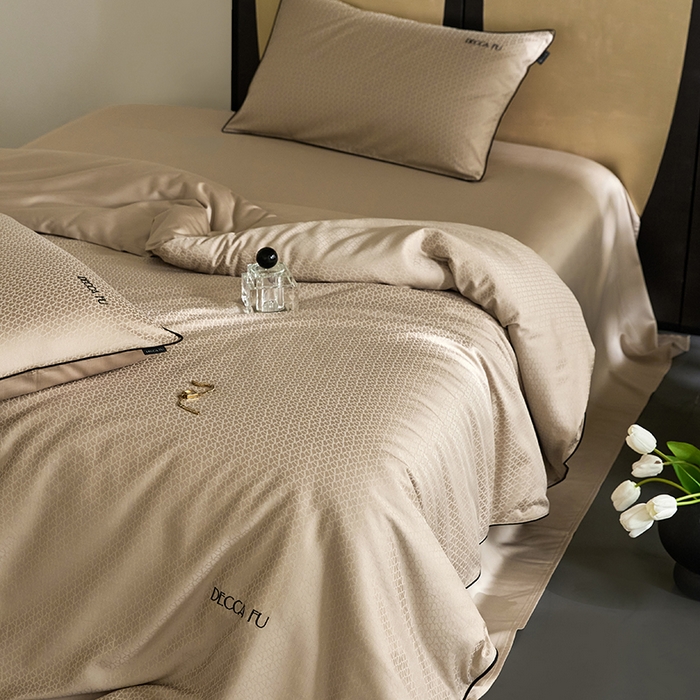 91家纺网 家纺一手货源 找家纺 群鹿蚕丝羽绒馆 2025新款天丝棉提花银线刺绣嵌条麻绳工艺-铂金简奢款四件套 铂金简奢-维奥京华驼