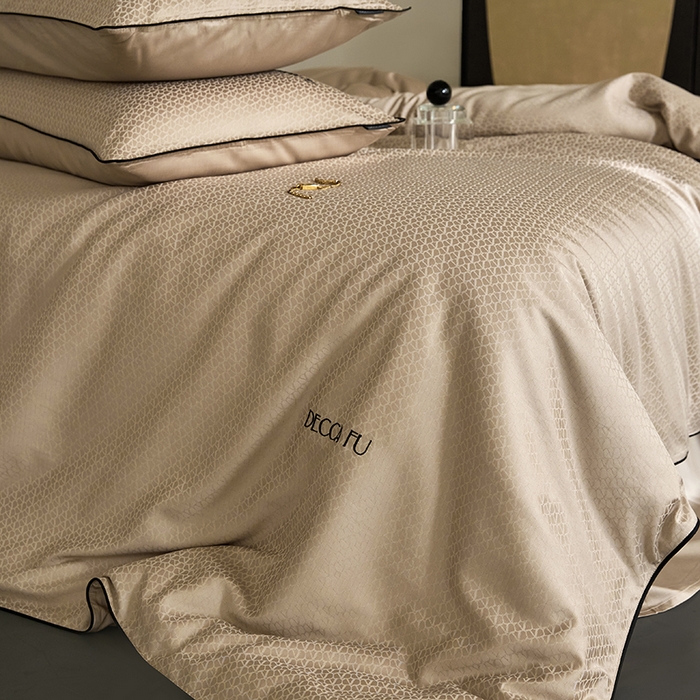 91家纺网 家纺一手货源 找家纺 群鹿蚕丝羽绒馆 2025新款天丝棉提花银线刺绣嵌条麻绳工艺-铂金简奢款四件套 铂金简奢-维奥京华驼