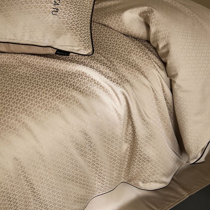 91家纺网 家纺一手货源 找家纺 群鹿蚕丝羽绒馆 2025新款天丝棉提花银线刺绣嵌条麻绳工艺-铂金简奢款四件套 铂金简奢-维奥京华驼