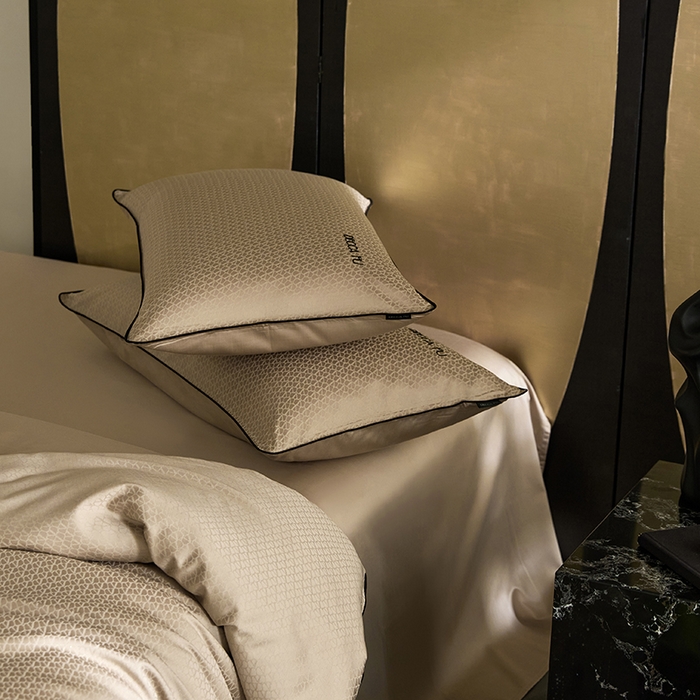 91家纺网 家纺一手货源 找家纺 群鹿蚕丝羽绒馆 2025新款天丝棉提花银线刺绣嵌条麻绳工艺-铂金简奢款四件套 铂金简奢-维奥京华驼