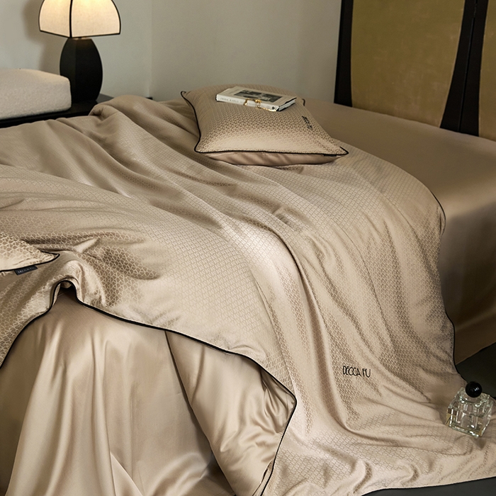 91家纺网 家纺一手货源 找家纺 群鹿蚕丝羽绒馆 2025新款天丝棉提花银线刺绣嵌条麻绳工艺-铂金简奢款四件套 铂金简奢-维奥京华驼