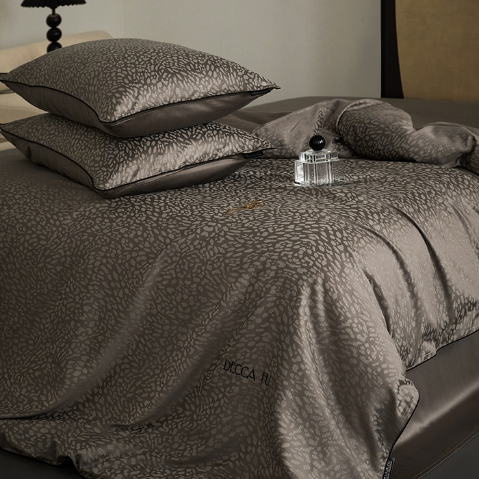 91家纺网 家纺一手货源 找家纺 群鹿蚕丝羽绒馆 2025新款天丝棉提花银线刺绣嵌条麻绳工艺-铂金简奢款四件套 斯科尔-斑马棕