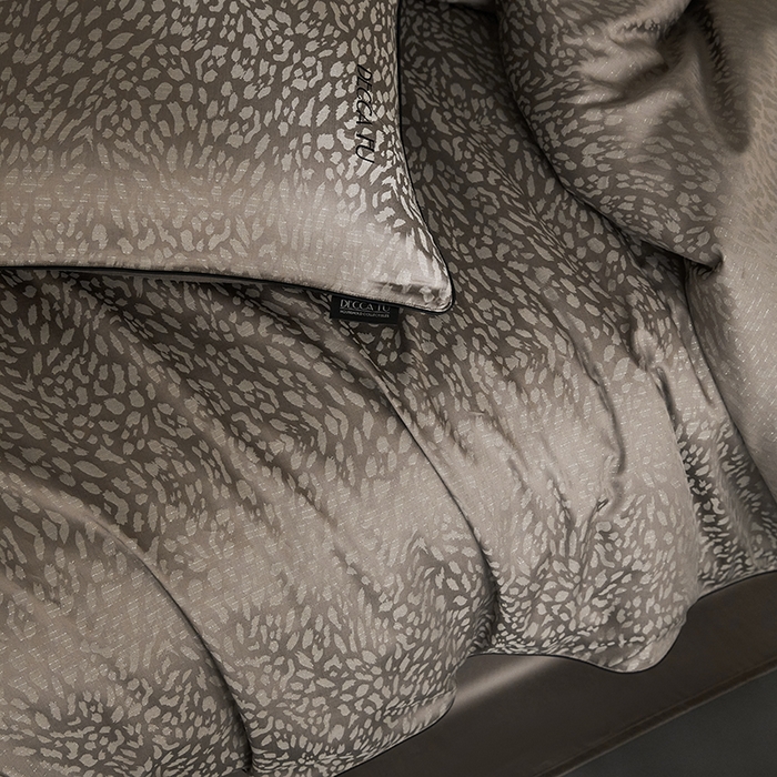 91家纺网 家纺一手货源 找家纺 群鹿蚕丝羽绒馆 2025新款天丝棉提花银线刺绣嵌条麻绳工艺-铂金简奢款四件套 斯科尔-斑马棕