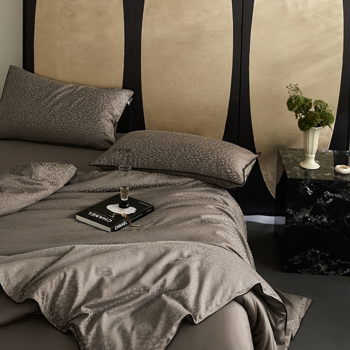 91家纺网 家纺一手货源 找家纺 群鹿蚕丝羽绒馆 2025新款天丝棉提花银线刺绣嵌条麻绳工艺-铂金简奢款四件套 斯科尔-斑马棕