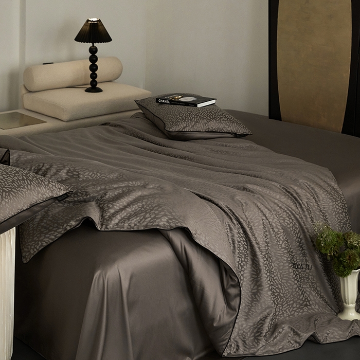 91家纺网 家纺一手货源 找家纺 群鹿蚕丝羽绒馆 2025新款天丝棉提花银线刺绣嵌条麻绳工艺-铂金简奢款四件套 斯科尔-斑马棕