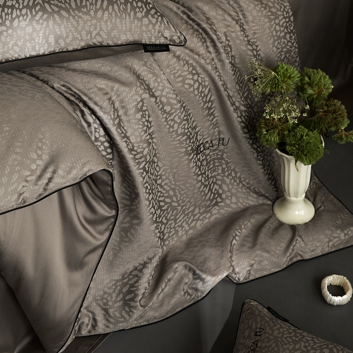 91家纺网 家纺一手货源 找家纺 群鹿蚕丝羽绒馆 2025新款天丝棉提花银线刺绣嵌条麻绳工艺-铂金简奢款四件套 斯科尔-斑马棕