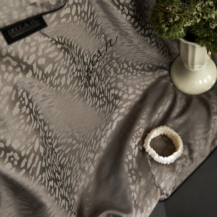 91家纺网 家纺一手货源 找家纺 群鹿蚕丝羽绒馆 2025新款天丝棉提花银线刺绣嵌条麻绳工艺-铂金简奢款四件套 斯科尔-斑马棕