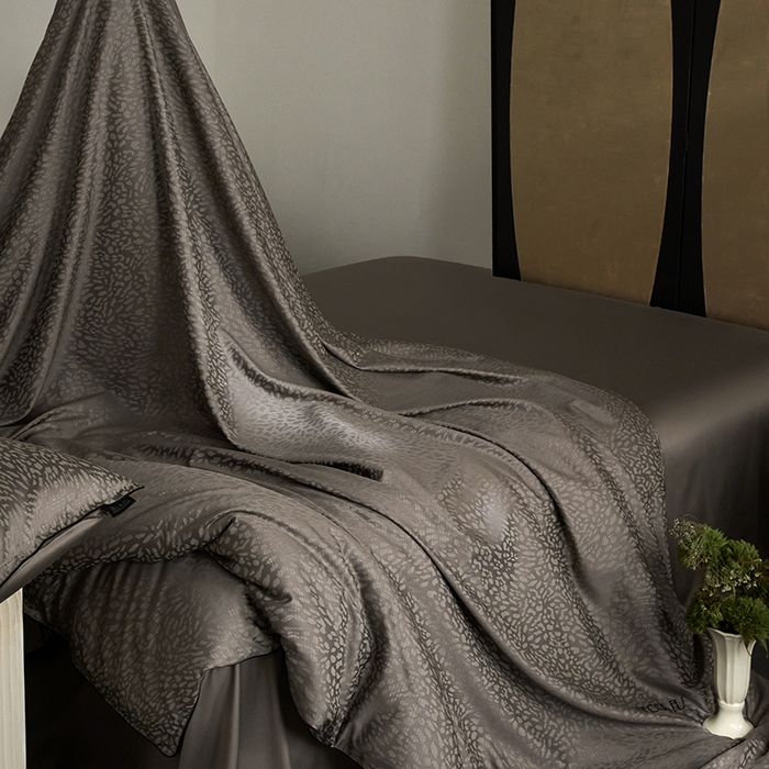 91家纺网 家纺一手货源 找家纺 群鹿蚕丝羽绒馆 2025新款天丝棉提花银线刺绣嵌条麻绳工艺-铂金简奢款四件套 斯科尔-斑马棕