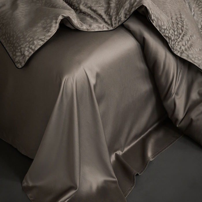 91家纺网 家纺一手货源 找家纺 群鹿蚕丝羽绒馆 2025新款天丝棉提花银线刺绣嵌条麻绳工艺-铂金简奢款四件套 斯科尔-斑马棕