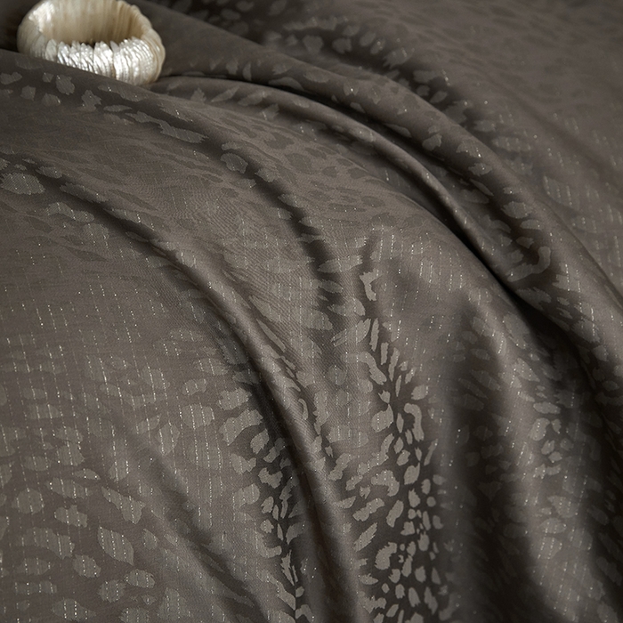 91家纺网 家纺一手货源 找家纺 群鹿蚕丝羽绒馆 2025新款天丝棉提花银线刺绣嵌条麻绳工艺-铂金简奢款四件套 斯科尔-斑马棕