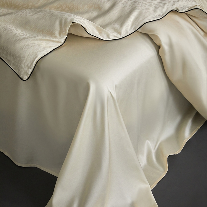 91家纺网 家纺一手货源 找家纺 群鹿蚕丝羽绒馆 2025新款天丝棉提花银线刺绣嵌条麻绳工艺-铂金简奢款四件套 斯科尔-黄白游