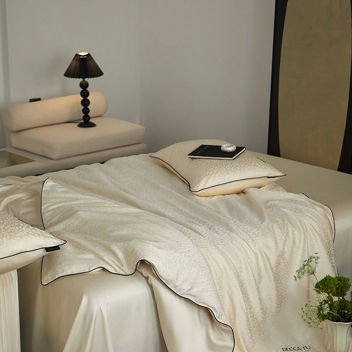 91家纺网 家纺一手货源 找家纺 群鹿蚕丝羽绒馆 2025新款天丝棉提花银线刺绣嵌条麻绳工艺-铂金简奢款四件套 斯科尔-黄白游