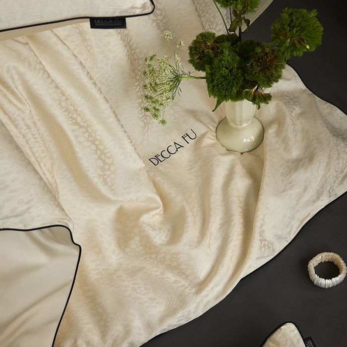 91家纺网 家纺一手货源 找家纺 群鹿蚕丝羽绒馆 2025新款天丝棉提花银线刺绣嵌条麻绳工艺-铂金简奢款四件套 斯科尔-黄白游