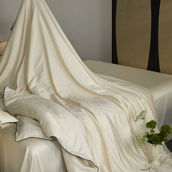 91家纺网 家纺一手货源 找家纺 群鹿蚕丝羽绒馆 2025新款天丝棉提花银线刺绣嵌条麻绳工艺-铂金简奢款四件套 斯科尔-黄白游