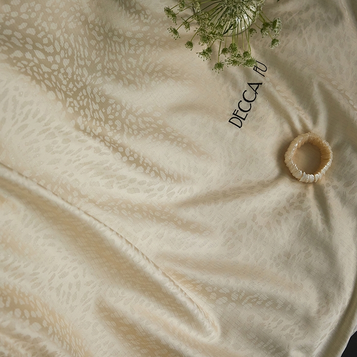 91家纺网 家纺一手货源 找家纺 群鹿蚕丝羽绒馆 2025新款天丝棉提花银线刺绣嵌条麻绳工艺-铂金简奢款四件套 斯科尔-黄白游