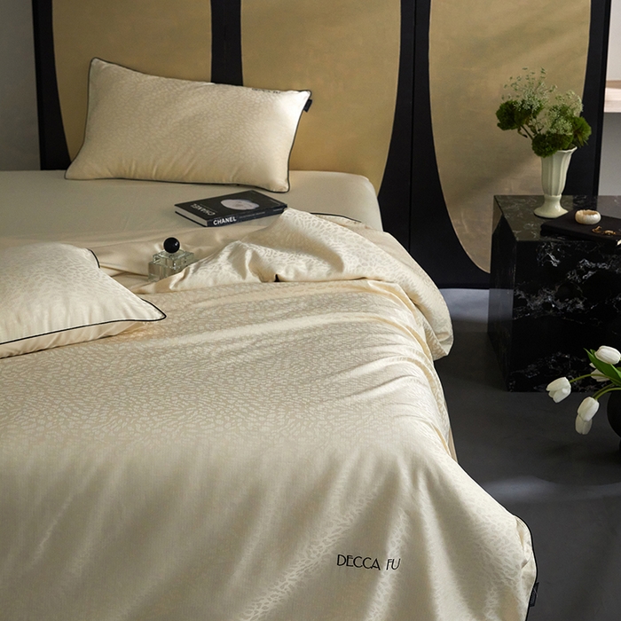 91家纺网 家纺一手货源 找家纺 群鹿蚕丝羽绒馆 2025新款天丝棉提花银线刺绣嵌条麻绳工艺-铂金简奢款四件套 斯科尔-黄白游