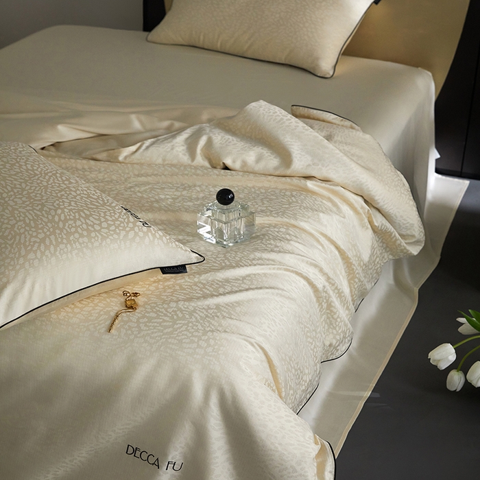 91家纺网 家纺一手货源 找家纺 群鹿蚕丝羽绒馆 2025新款天丝棉提花银线刺绣嵌条麻绳工艺-铂金简奢款四件套 斯科尔-黄白游