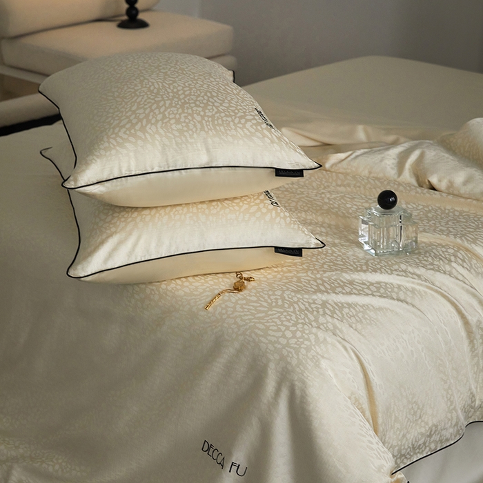 91家纺网 家纺一手货源 找家纺 群鹿蚕丝羽绒馆 2025新款天丝棉提花银线刺绣嵌条麻绳工艺-铂金简奢款四件套 斯科尔-黄白游