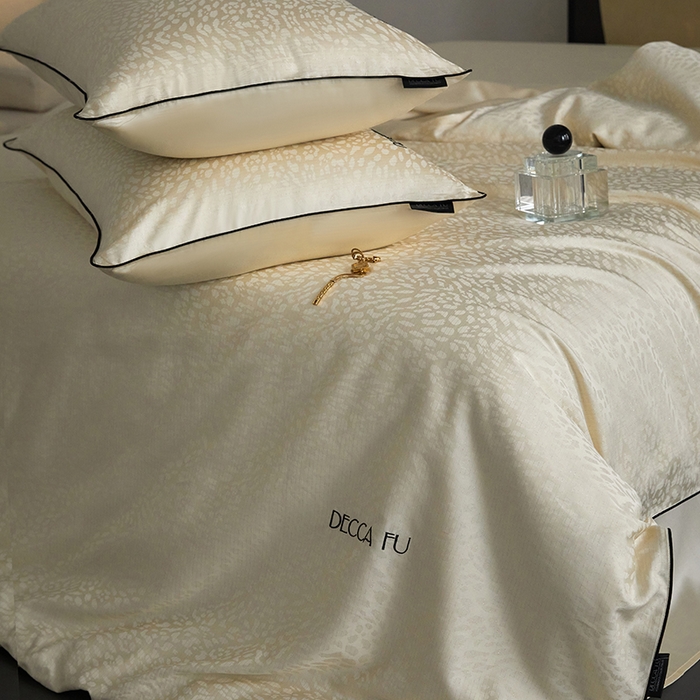 91家纺网 家纺一手货源 找家纺 群鹿蚕丝羽绒馆 2025新款天丝棉提花银线刺绣嵌条麻绳工艺-铂金简奢款四件套 斯科尔-黄白游