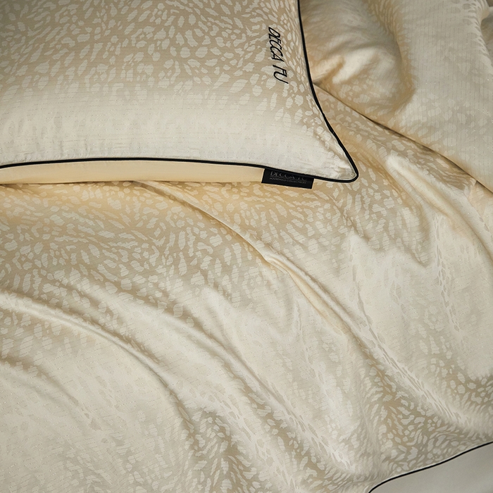 91家纺网 家纺一手货源 找家纺 群鹿蚕丝羽绒馆 2025新款天丝棉提花银线刺绣嵌条麻绳工艺-铂金简奢款四件套 斯科尔-黄白游