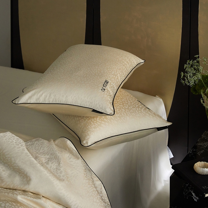 91家纺网 家纺一手货源 找家纺 群鹿蚕丝羽绒馆 2025新款天丝棉提花银线刺绣嵌条麻绳工艺-铂金简奢款四件套 斯科尔-黄白游