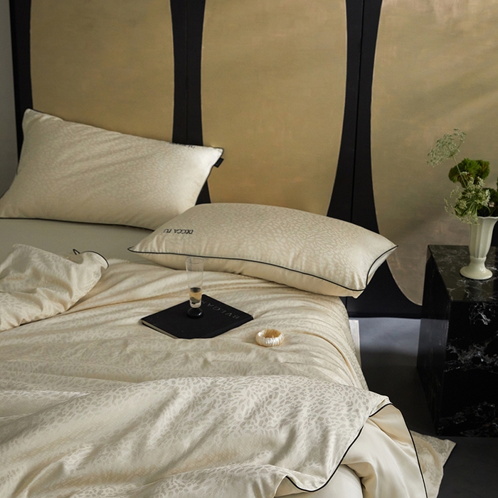 91家纺网 家纺一手货源 找家纺 群鹿蚕丝羽绒馆 2025新款天丝棉提花银线刺绣嵌条麻绳工艺-铂金简奢款四件套 斯科尔-黄白游