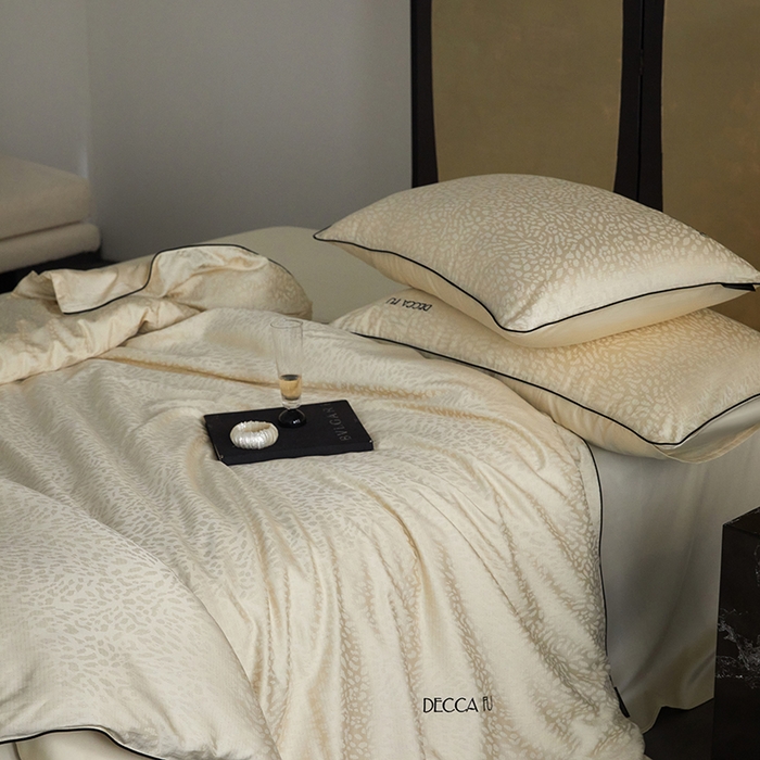 91家纺网 家纺一手货源 找家纺 群鹿蚕丝羽绒馆 2025新款天丝棉提花银线刺绣嵌条麻绳工艺-铂金简奢款四件套 斯科尔-黄白游