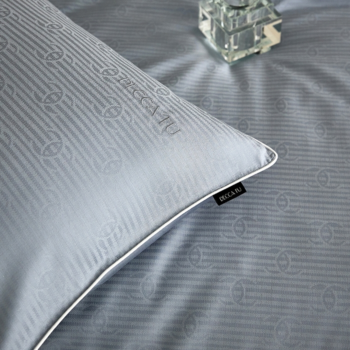 91家纺网 家纺一手货源 找家纺 群鹿蚕丝羽绒馆 2025新款天丝棉提花银线刺绣嵌条麻绳工艺-铂金简奢款四件套 夏陌-冰雨蓝