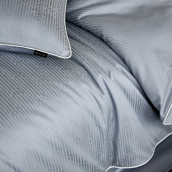 91家纺网 家纺一手货源 找家纺 群鹿蚕丝羽绒馆 2025新款天丝棉提花银线刺绣嵌条麻绳工艺-铂金简奢款四件套 夏陌-冰雨蓝