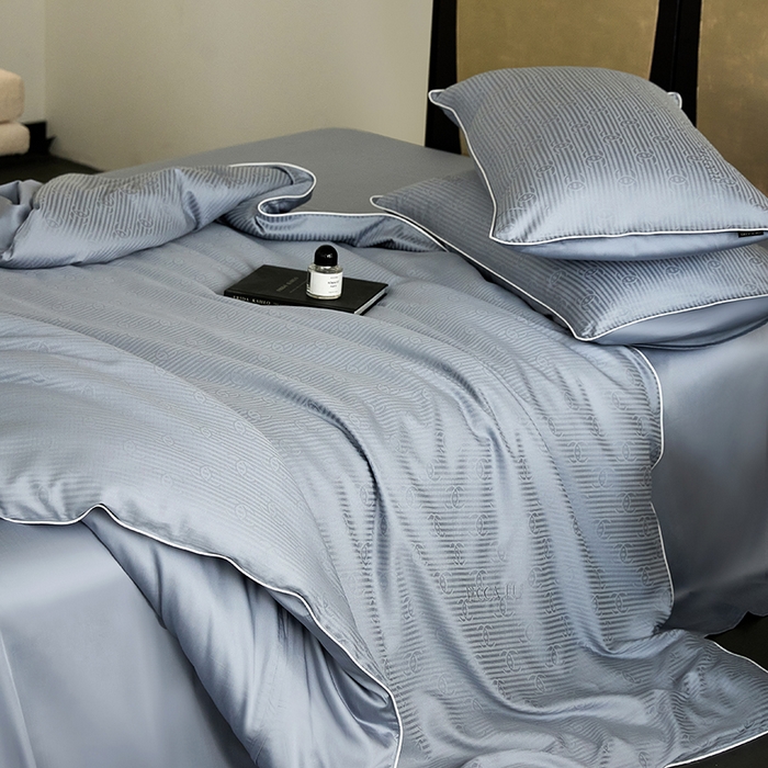 91家纺网 家纺一手货源 找家纺 群鹿蚕丝羽绒馆 2025新款天丝棉提花银线刺绣嵌条麻绳工艺-铂金简奢款四件套 夏陌-冰雨蓝