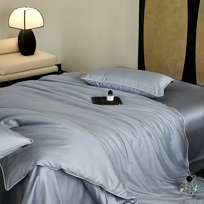 91家纺网 家纺一手货源 找家纺 群鹿蚕丝羽绒馆 2025新款天丝棉提花银线刺绣嵌条麻绳工艺-铂金简奢款四件套 夏陌-冰雨蓝