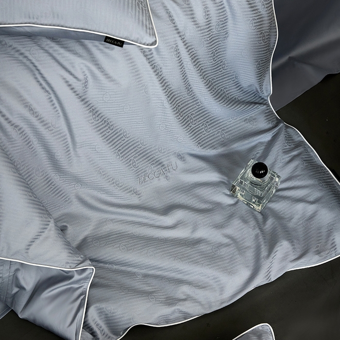 91家纺网 家纺一手货源 找家纺 群鹿蚕丝羽绒馆 2025新款天丝棉提花银线刺绣嵌条麻绳工艺-铂金简奢款四件套 夏陌-冰雨蓝