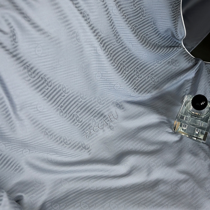 91家纺网 家纺一手货源 找家纺 群鹿蚕丝羽绒馆 2025新款天丝棉提花银线刺绣嵌条麻绳工艺-铂金简奢款四件套 夏陌-冰雨蓝