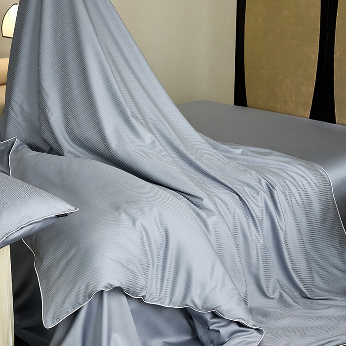 91家纺网 家纺一手货源 找家纺 群鹿蚕丝羽绒馆 2025新款天丝棉提花银线刺绣嵌条麻绳工艺-铂金简奢款四件套 夏陌-冰雨蓝