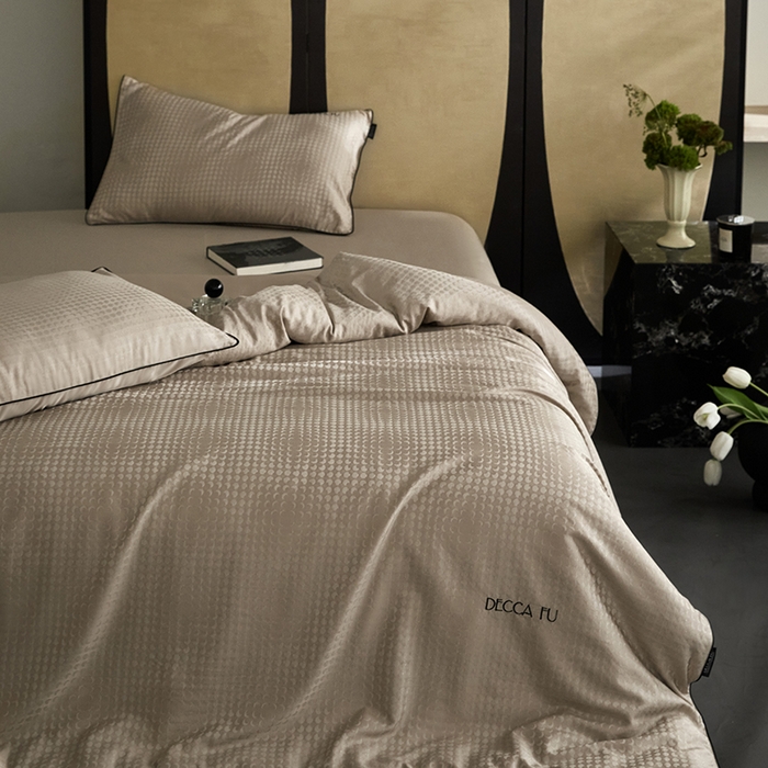 91家纺网 家纺一手货源 找家纺 群鹿蚕丝羽绒馆 2025新款天丝棉提花银线刺绣嵌条麻绳工艺-铂金简奢款四件套 弦月-京华驼