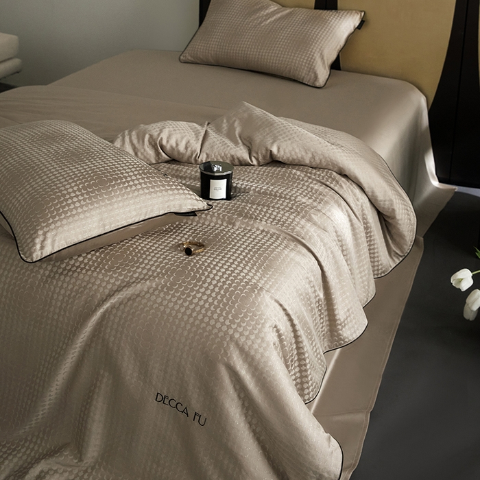 91家纺网 家纺一手货源 找家纺 群鹿蚕丝羽绒馆 2025新款天丝棉提花银线刺绣嵌条麻绳工艺-铂金简奢款四件套 弦月-京华驼