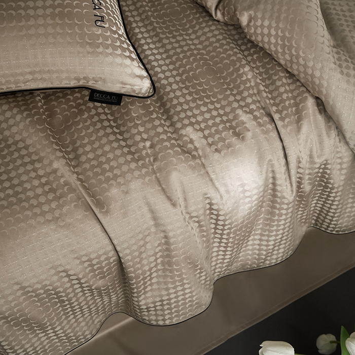 91家纺网 家纺一手货源 找家纺 群鹿蚕丝羽绒馆 2025新款天丝棉提花银线刺绣嵌条麻绳工艺-铂金简奢款四件套 弦月-京华驼