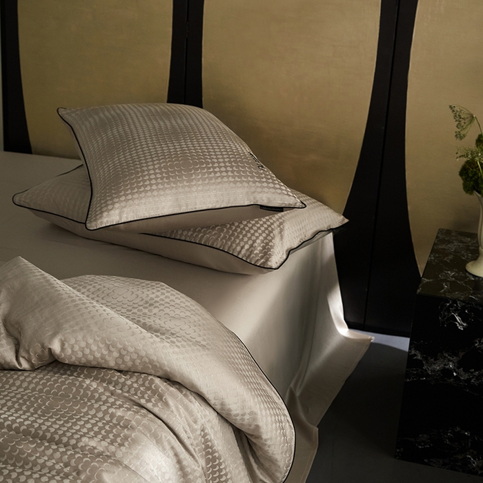 91家纺网 家纺一手货源 找家纺 群鹿蚕丝羽绒馆 2025新款天丝棉提花银线刺绣嵌条麻绳工艺-铂金简奢款四件套 弦月-京华驼