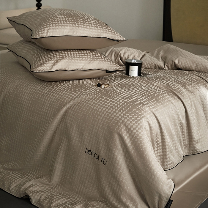 91家纺网 家纺一手货源 找家纺 群鹿蚕丝羽绒馆 2025新款天丝棉提花银线刺绣嵌条麻绳工艺-铂金简奢款四件套 弦月-京华驼