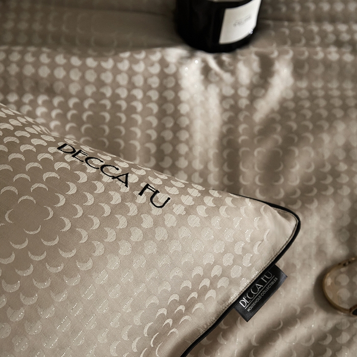 91家纺网 家纺一手货源 找家纺 群鹿蚕丝羽绒馆 2025新款天丝棉提花银线刺绣嵌条麻绳工艺-铂金简奢款四件套 弦月-京华驼