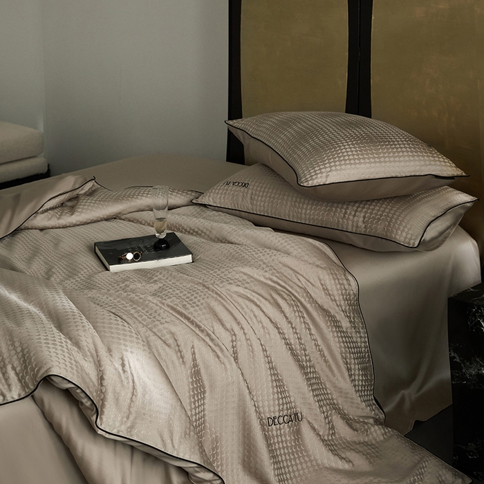 91家纺网 家纺一手货源 找家纺 群鹿蚕丝羽绒馆 2025新款天丝棉提花银线刺绣嵌条麻绳工艺-铂金简奢款四件套 弦月-京华驼